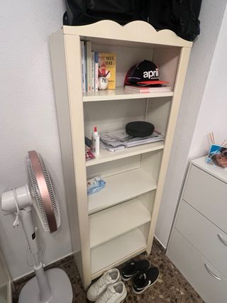 Estantería blanca y beige