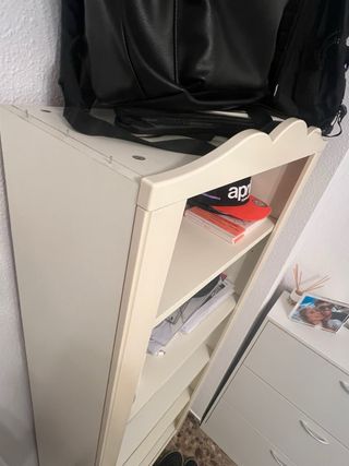 Estantería blanca y beige