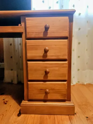 Escritorio de madera color nogal