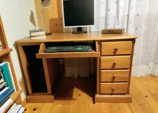 Escritorio de madera color nogal