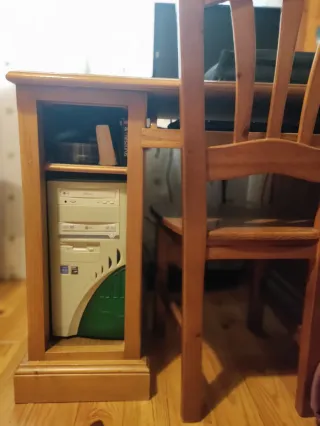 Escritorio de madera color nogal