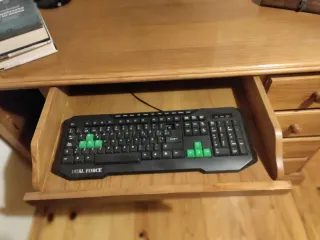 Escritorio de madera color nogal