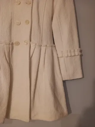 Abrigo blanco entretiempo de Tizzas para niña.