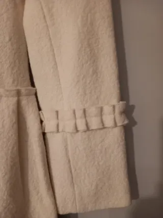 Abrigo blanco entretiempo de Tizzas para niña.