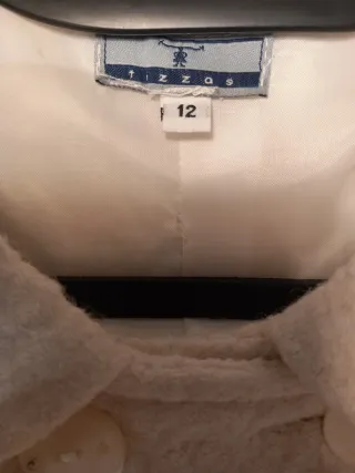 Abrigo blanco entretiempo de Tizzas para niña.