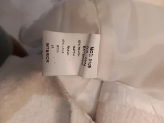 Abrigo blanco entretiempo de Tizzas para niña.