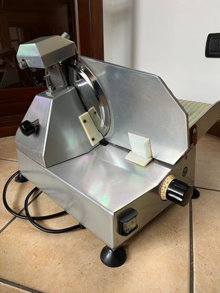 Affettatrice elettrica professionale