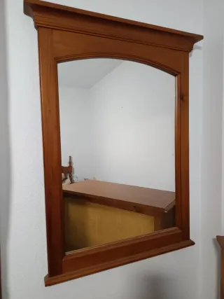 Espejo de madera con marco curvo
