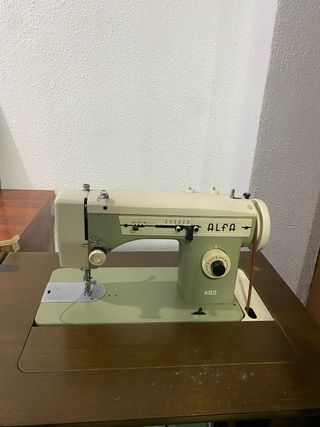 Maquina de coser ALFA con mueble de madera