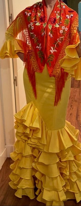 Precioso y actual traje de Flamenca color Amarillo