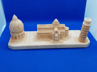 Statua Piazza dei Miracoli e Torre di Pisa