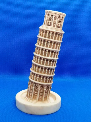 Statua Piazza dei Miracoli e Torre di Pisa