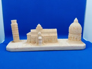 Statua Piazza dei Miracoli e Torre di Pisa