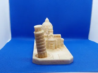 Statua Piazza dei Miracoli e Torre di Pisa