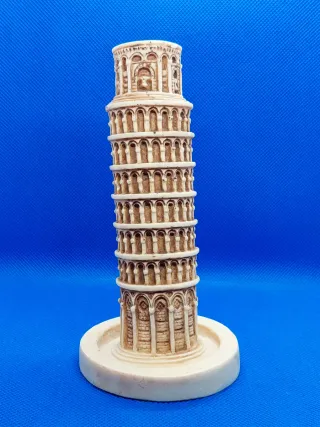 Statua Piazza dei Miracoli e Torre di Pisa