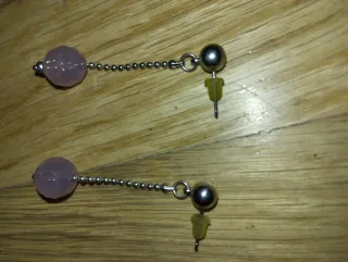 Pendientes de bolitas y cuentas rosas