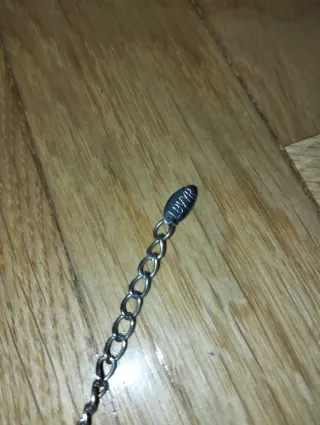 Collar plateado con diseño floral