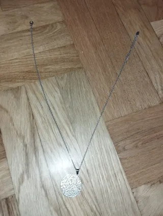 Collar plateado con diseño floral