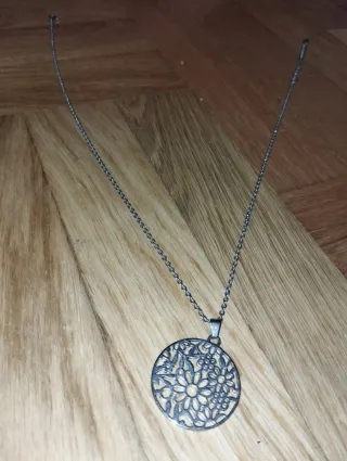 Collar plateado con diseño floral