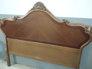 Cabecero de madera antiguo