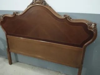 Cabecero de madera antiguo