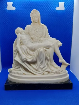 Statua Pietà di Michelangelo base un marmo
