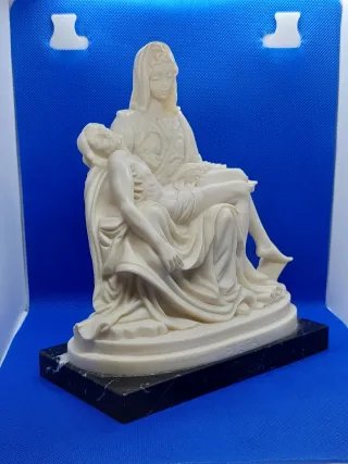 Statua Pietà di Michelangelo base un marmo