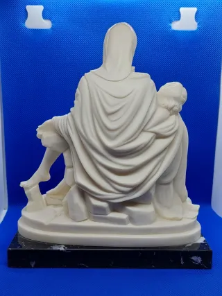 Statua Pietà di Michelangelo base un marmo