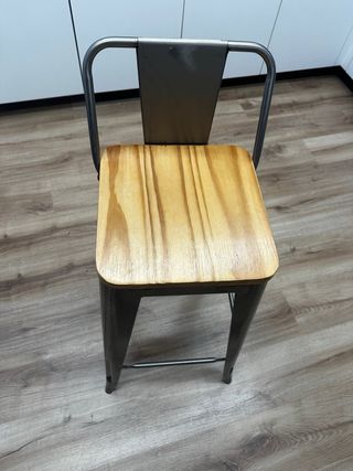 Mesa alta madera y metal. Junto con dos taburetes.