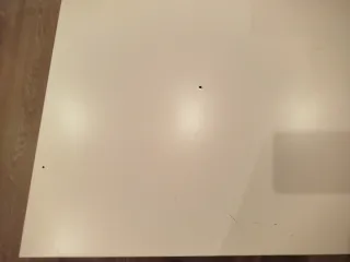 Escritorio blanco con cajón