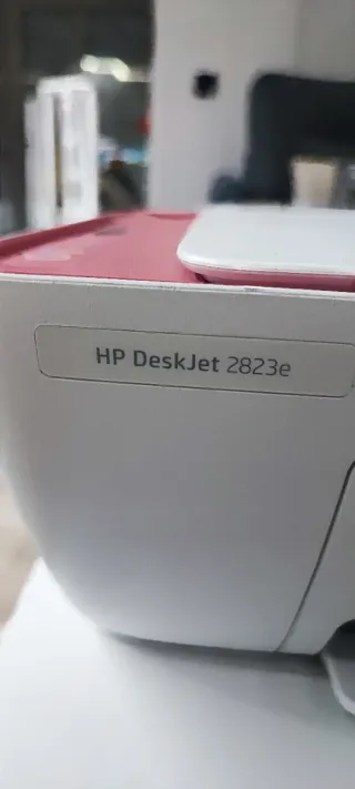 Impresora HP DeskJet 2823e Rosa y Blanca
