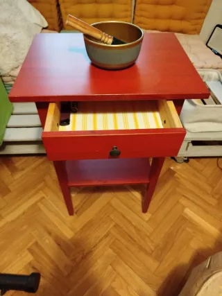 Mesita IKEA de madera modelo HEMNES