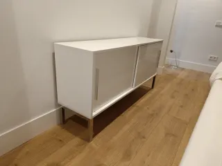 Mueble aparador blanco lacado y patas metálicas