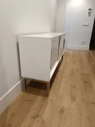 Mueble aparador blanco lacado y patas metálicas