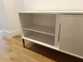 Mueble aparador blanco lacado y patas metálicas