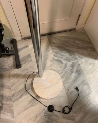 Lámpara de pie plateada con base de mármol