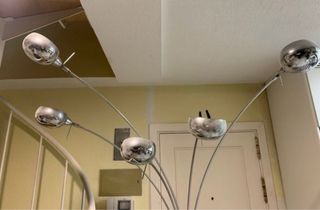 Lámpara de pie plateada con base de mármol