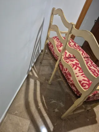 Sofá de madera y mimbre beige y rojo