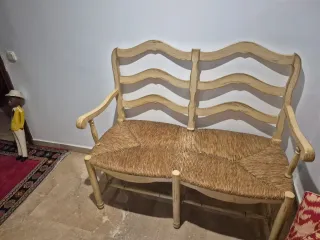 Sofá de madera y mimbre beige y rojo