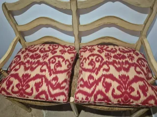 Sofá de madera y mimbre beige y rojo