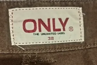 Minifalda marrón con tachuelas