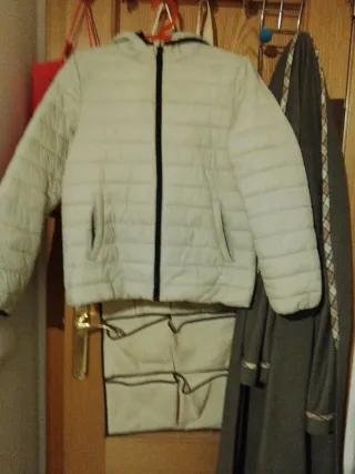 Cazadora beige con capucha