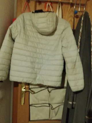 Cazadora beige con capucha