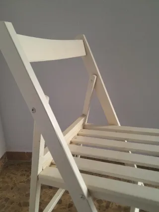 Silla plegable de madera blanca