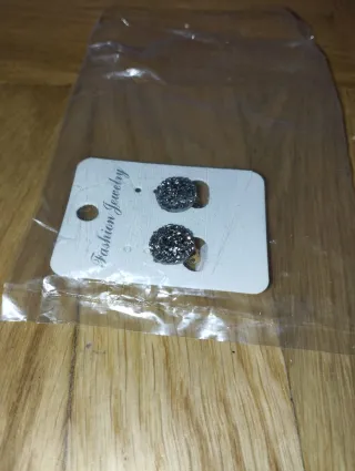 Pendientes de pinza grises y plateados