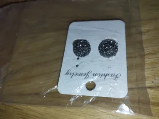 Pendientes de pinza grises y plateados