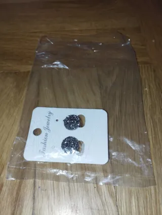 Pendientes de pinza grises y plateados