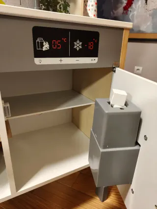 Cocinita de madera con accesorios