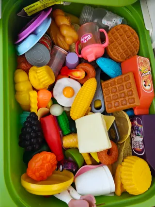 Cocinita de madera con accesorios