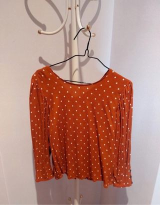 Blusa naranja con lunares blancos
